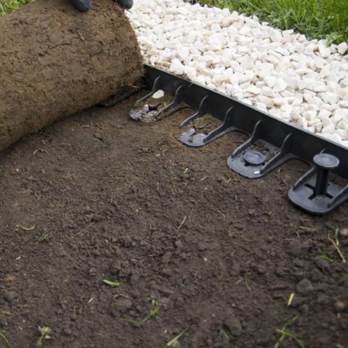 Fekete színű kerti szegély 0,8 m*60 mm